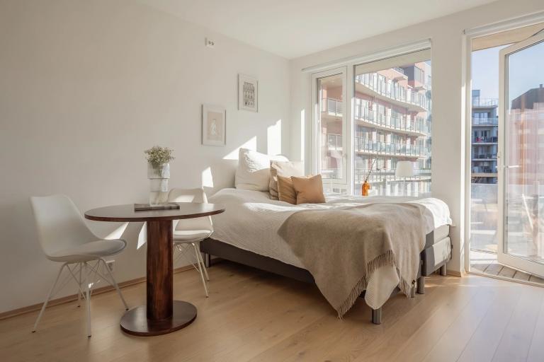 Stue - Her kommer det en sovesofa med sjeselong, stuebord og et annet spisebord og to spisestoler